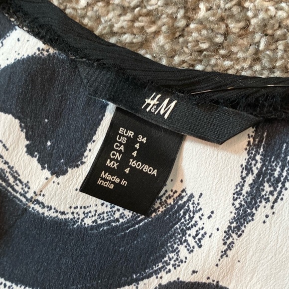 New!  H & M Black & White Printed Tank Top - Picture 2 of 4